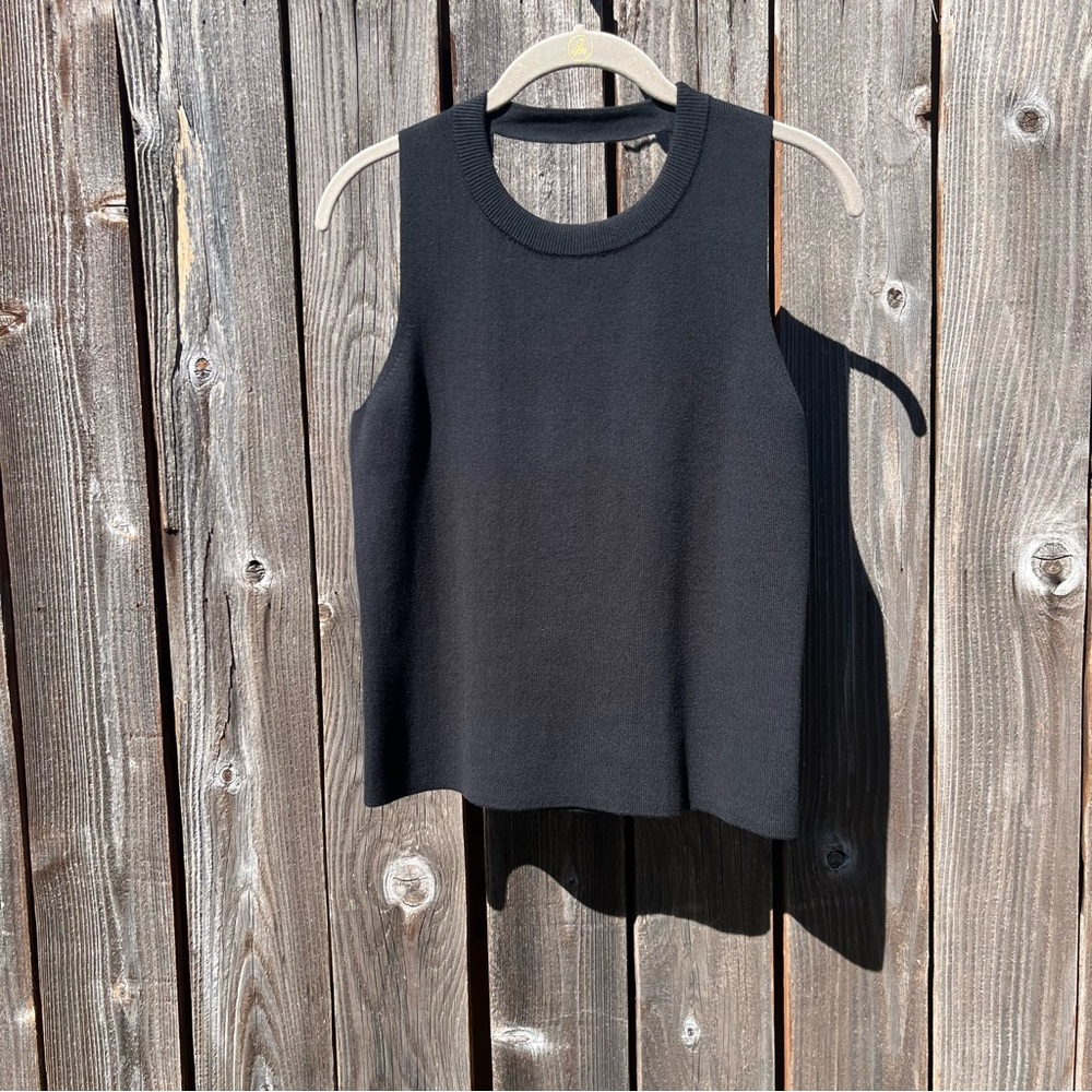 Banana Republic black scoop sweater tank top size small